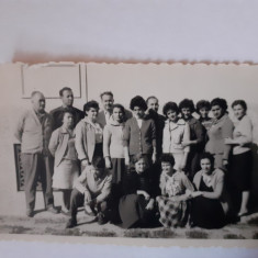 Lot 2 fotografii dimensiuni 6/9 cm de grup din Videle județul Teleorman în 1964