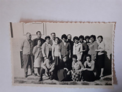 Lot 2 fotografii dimensiuni 6/9 cm de grup din Videle județul Teleorman &amp;icirc;n 1964 foto