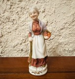 BIBELOU DIN PORTELAN FIN- BUNICUTA CU UN COS CU FRUCTE H12,5CM