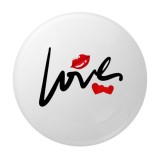 Cumpara ieftin Insigna rotunda Love cu buze rosii si inimioara, design minimalist romantic, 58 mm, prindere cu ac