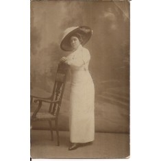 Fotografie reprezentand o femeie, facuta in august 1910