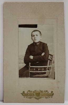 SCOLAR IN UNIFORMA , PE SCAUN , FOTOGRAFIE TIP C.D.V. , INCEPUTUL SEC. XX foto