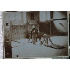 Fotografie pe carton, baiat in sala de sport, 1893