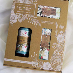 The English Soap Company set de săpun, cremă de mâini și gel de spălat Jasmine and Wild Strawberry 3-pack