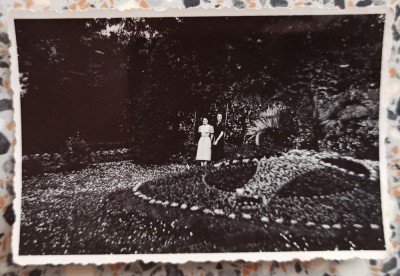 Domnisoare in gradina botanica, posibil Cluj// fotografie foto