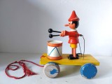(T) Jucarie veche lemn Pinocchio cu toba, pull-along, Cehoslovacia, anii 70-80