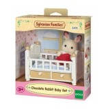 Cumpara ieftin Figurina Epoch Sylvanian Families - Bebe iepuras Chocolate cu patut