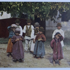 RUMANISCHE DORFJUGEND ( GRUP DE COPII DE LA TARA ) , FOTOGRAFIE TIP CARTE POSTALA , POLICROMA, NECIRCULATA , PERIOADA INTERBELICA