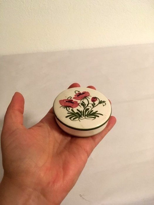 Cutie ceramica rotunda (bomboniera) 7cm diametru, cu flori de mac, Hand Made