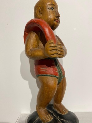 Statuetă policromă asiatică, Călugăr budist cu pește roșu pe umăr, lemn de acaju, f expresivă, inaltime de 33 cm, patină frumoasă, artă Asia foto