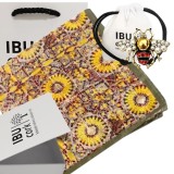 Cumpara ieftin Set cadou esarfa cu brosa albinuta