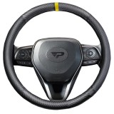 Cumpara ieftin Husa volan Panda, fibra carbon, cu insertii piele ecologica perforata, negru cu detaliu galben, 38 cm