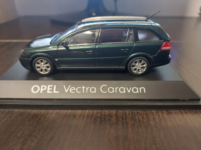 Macheta OPEL VECTRA C CARAVAN 2002 - 2008 - Schuco, scara 1/43, noua.