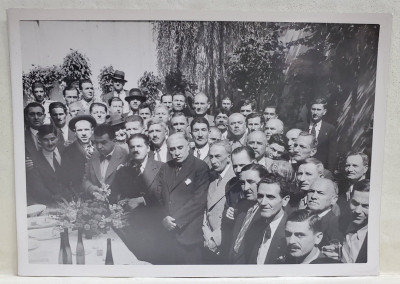 CONSTANTIN I. ANGELESCU , FOST PRIM - MINISTRU , FOTOGRAFIE DE GRUP INAINTEA UNEI MESE FESTIVE , ANII &amp;#039;30 foto