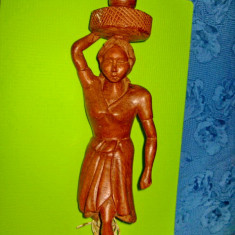 8394-Statuieta veche Africa- Femeie cu cofa lemn masiv.
