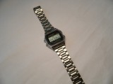 Ceas retro digital QUARTZ cu calendar , alarma , iluminator