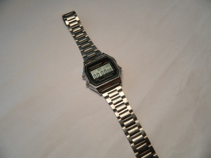 Ceas retro digital QUARTZ cu calendar , alarma , iluminator