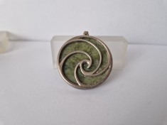 Pandantiv Modernist din Argint cu Piatra Centrala de Culoare Verde.