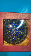 Oglinda de poseta, rotunda, aurie cu pietre albastre si verzi, 12 foto