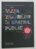 VIATA ZIDURILOR IN SPATIUL PUBLIC de CRISTINA POPA si ANDREI RACOVITAN , 2022 * ALBUM DE ARTA