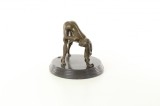 Femeie inclinata- statueta din bronz pe un soclu din marmura EC-11