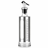 Cumpara ieftin Dozator pentru ulei, otet sau sosuri lichide 500 ml, argintiu, 29 x 7 cm, recipient din sticla cu invelis inox, scala gradata si cioc de turnare