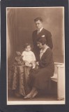 Fotografie tip carte postala - tanara familie in studio - atelier foto Buzdugan Bucuresti, Circulata