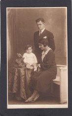Fotografie tip carte postala - tanara familie in studio - atelier foto Buzdugan Bucuresti
