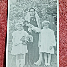 Fotografie tip carte postala, militar in ziua nuntii, cu mireasa si domnisoarele de onoare, perioada interbelica