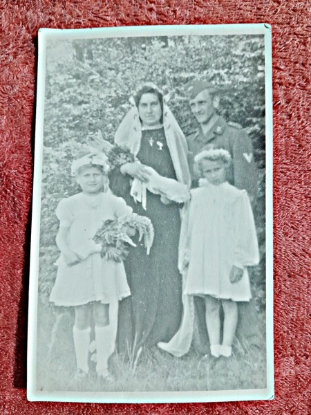 Fotografie tip carte postala, militar in ziua nuntii, cu mireasa si domnisoarele de onoare, perioada interbelica