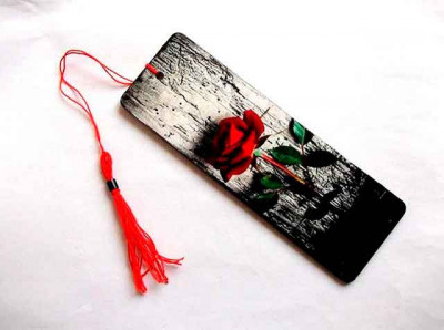 Trandafir rosu pe fundal negru si gri, semn de carte pe lemn 35047 foto