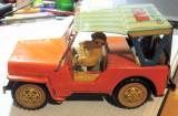 Jucarie vintage China - JEEP TRAVELLING CAR din metal (tabla) , functionala.