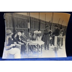 MASA CU JURIUL SI TROFEELE TURNEULUI DE TENIS , FOTOGRAFIE MONOCROMA, CU OCAZIA CEFERIADEI 1940 , MARGINEA DIN STANGA CU EXFOLIERI , COLTUL DIN DREAP