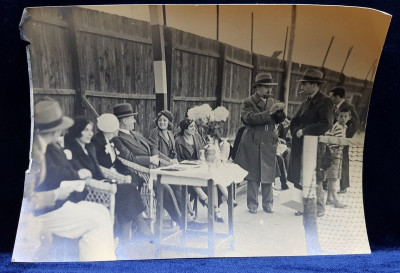 MASA CU JURIUL SI TROFEELE TURNEULUI DE TENIS , FOTOGRAFIE MONOCROMA, CU OCAZIA CEFERIADEI 1940 , MARGINEA DIN STANGA CU EXFOLIERI , COLTUL DIN DREAP foto