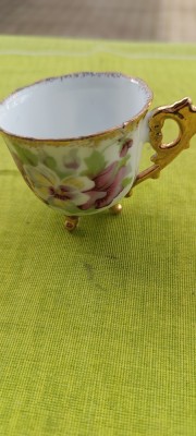 Frumoasa cesca de cfea, decor cu panselute foto