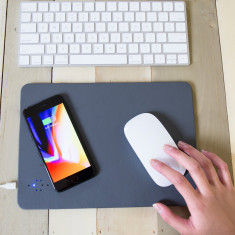 Mouse pad pentru incarcat gadgeturi wireless | Kikkerland