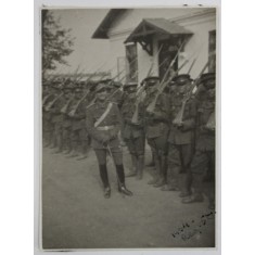 ROMANIA , SOLDATI CU COMANDANTUL LOR CU ARMELE PE UMAR , FOTOGRAFIE , 1934