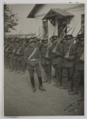 ROMANIA , SOLDATI CU COMANDANTUL LOR CU ARMELE PE UMAR , FOTOGRAFIE , 1934 foto