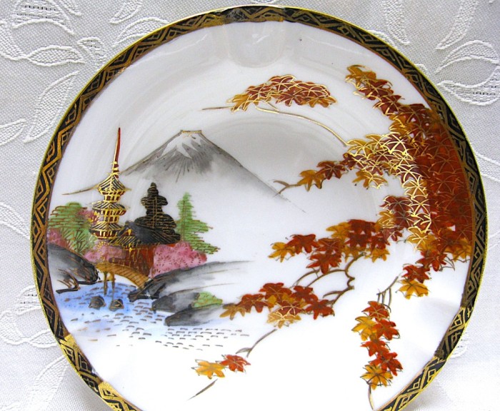 SCRUMIERA PORTELAN JAPONEZ CU DECOR MANUAL AURIT 12.5 CM