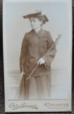 Fotografie tip CDV, femeie cu palarie, sfarsit de secol XIX