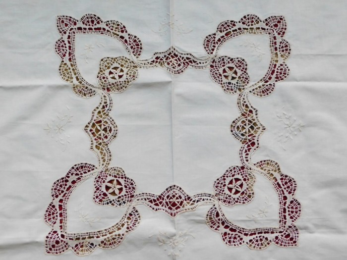 Fata de masa vintage ,broderie sparta , panglici ,lucru manual deosebit