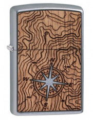 Bricheta Zippo 49055 Woodchuck USA, Mahogany Emblem-Compass Design foto