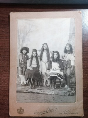 Foto pe carton Siegmund Packer Iasi copii costumati foto