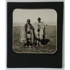DOI CIOBANI CU SUBE , FOTOGRAFIE DE MICI DIMENSIUNI , PERIOADA INTERBELICA