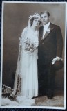 Fotografie tip Carte Postala, Mire si mireasa, perioada interbelica