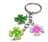 Cumpara ieftin Breloc metalic trifoi norocos 3 pandantive, accesoriu chei, amuleta noroc, multicolor, 11 cm