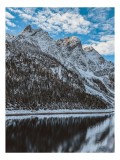 Tablou Canvas, "Oglindirea munților &icirc;n lacul alpin", St&acirc;nci, Zăpadă, Reflecție, Lac, Norii, Cer, Pădure, 26 x 39 cm, CMCLASS