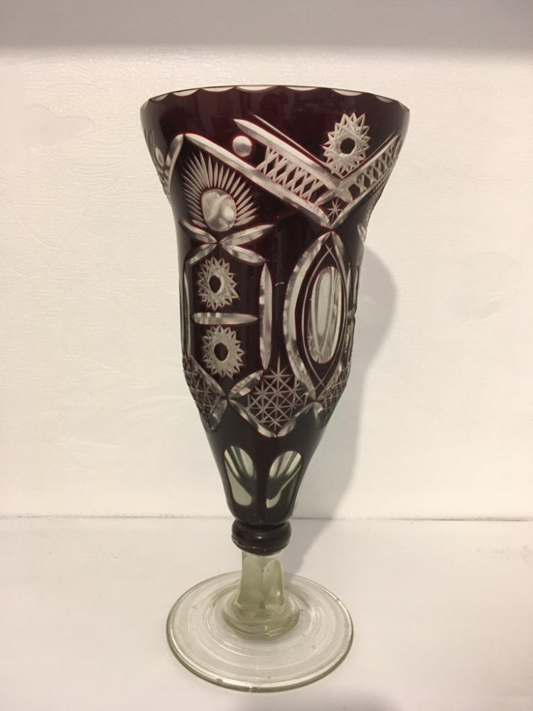 Vaza veche din sticla de rubin, anii 70-80, 27cm inaltime, 12 cm circumf |  Okazii.ro
