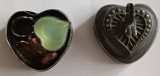 CY Deosebit lot "INIMIOARE in INIMA" / 4 pandante pandantive intr-o atragatoare cutiuta (H: 3 cm; fara marcaje) vintage din metal alb neferos / Stare!