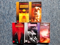 5 vol. colecția Odiseea SF (Ray Bradbury Cronicile marțiene, Omul Ilustrat; Joan Vinge Pierduți &icirc;n spațiu; Bill McCay Stargate; Ziua extratereștrilor)